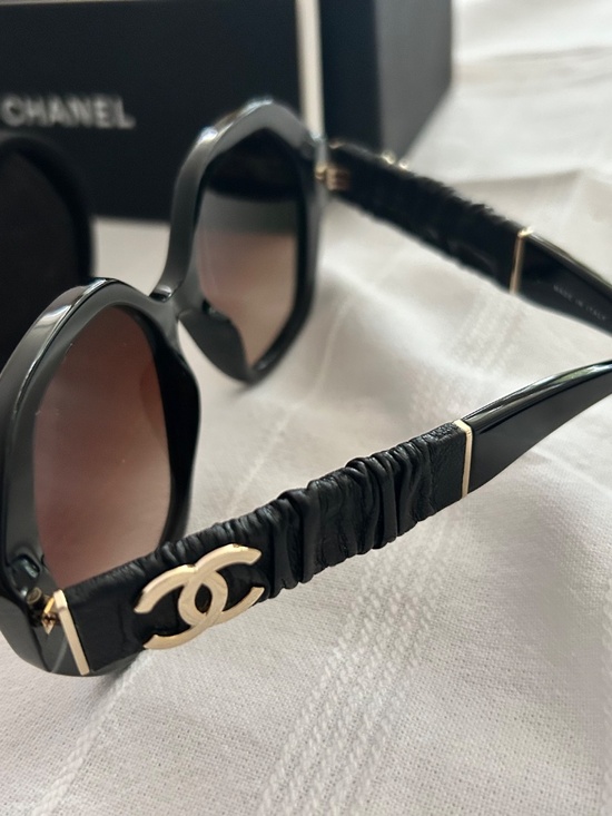 CHANEL sunglasses like new!